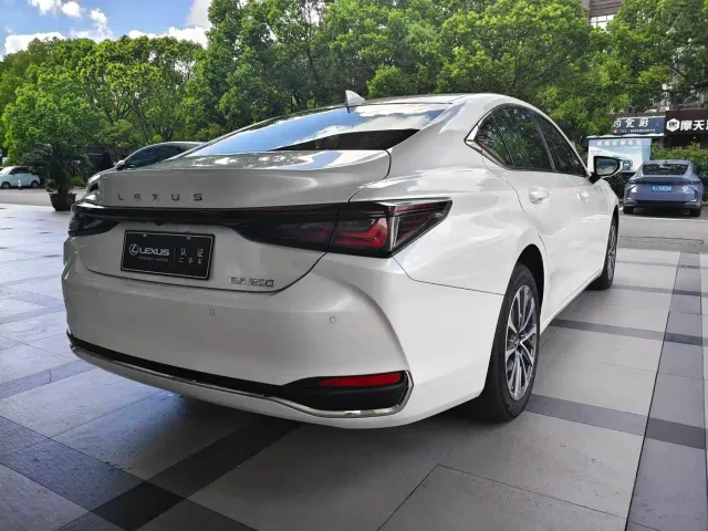 Lexus ES — Фото автомобиля 10