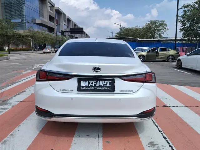 Lexus ES — Фото автомобиля 9