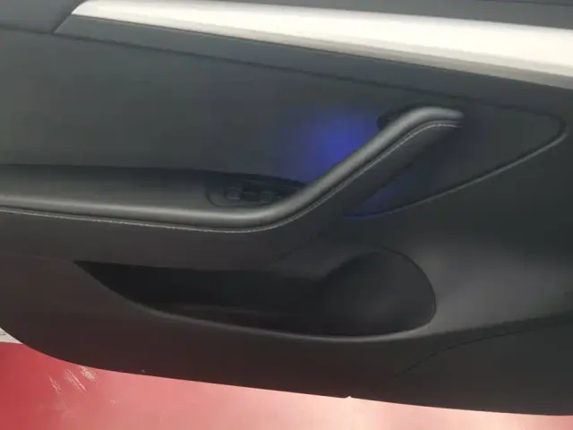 Tesla Model 3 — Фото автомобиля 7