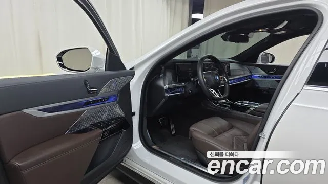 BMW i7 G70 — Фото автомобиля 15
