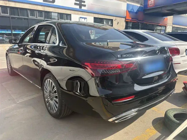 Mercedes-Benz E-Class — Фото автомобиля 4