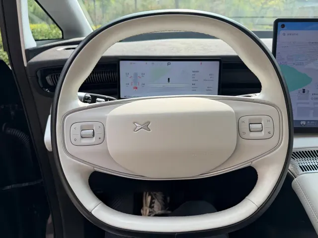 Xpeng X9 — Фото автомобиля 16
