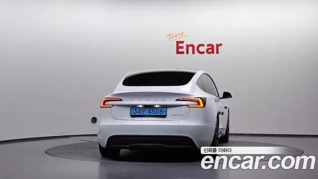 Tesla Model 3 — Фото автомобиля 4
