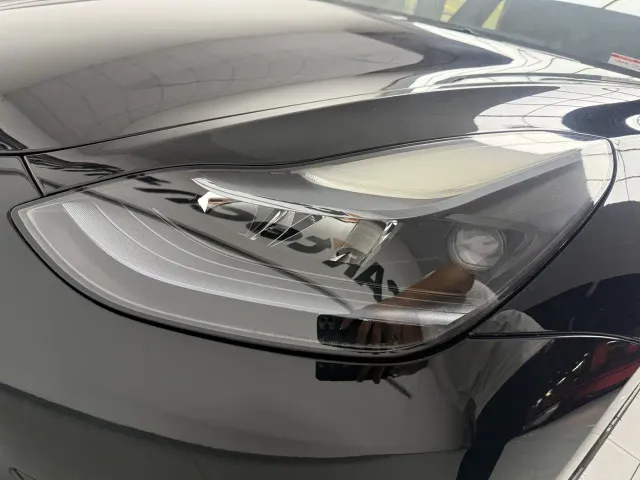 Tesla Model 3 — Фото автомобиля 10