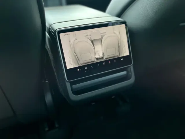 Tesla Model Y — Фото автомобиля 8