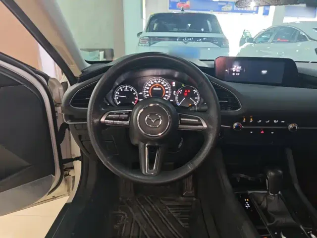 Mazda Axela — Фото автомобиля 10