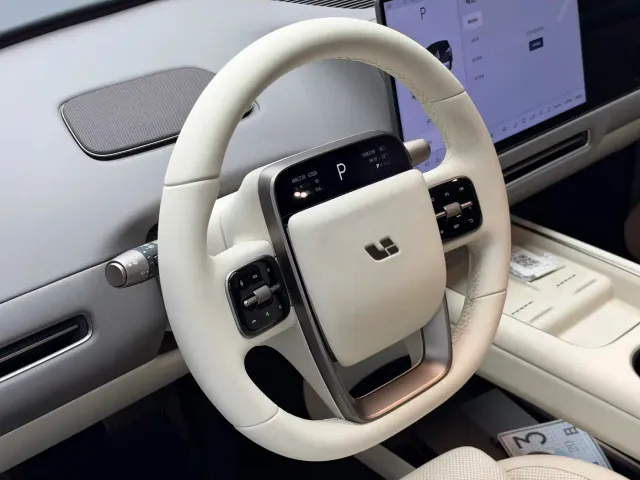 Li Auto i8 — Фото автомобиля 4