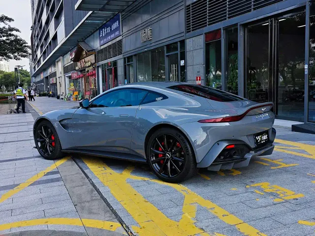 Aston Martin V8 Vantage — Фото автомобиля 5