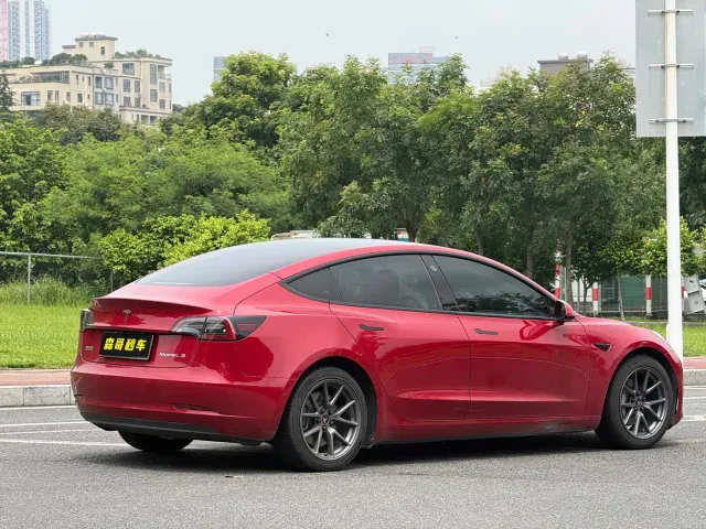 Tesla Model 3 — Фото автомобиля 12