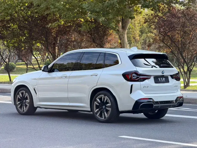 BMW iX3 — Фото автомобиля 9