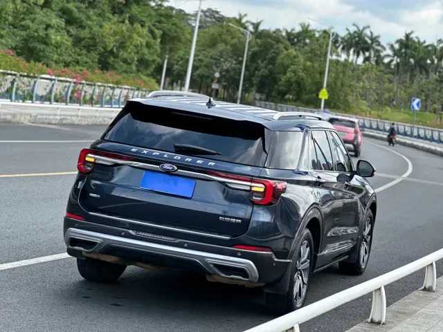 Ford Explorer — Фото автомобиля 7