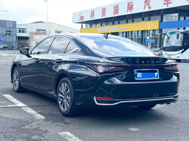 Lexus ES — Фото автомобиля 4