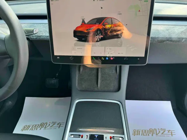 Tesla Model Y — Фото автомобиля 11