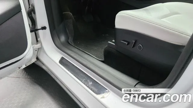 Tesla Model Y — Фото автомобиля 12