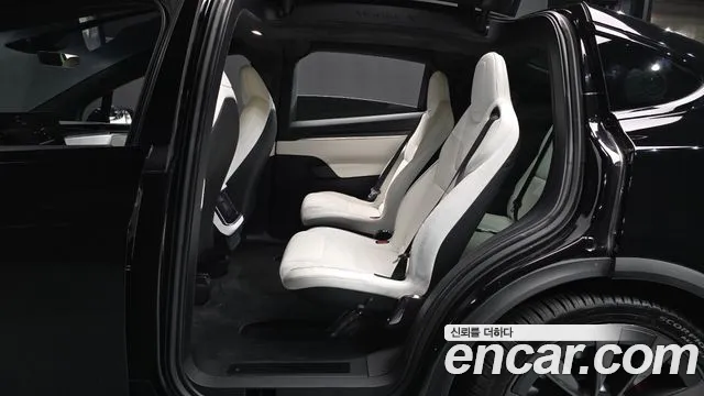 Tesla Model X — Фото автомобиля 18