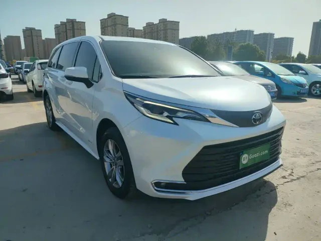 Toyota Sienna — Фото автомобиля 3