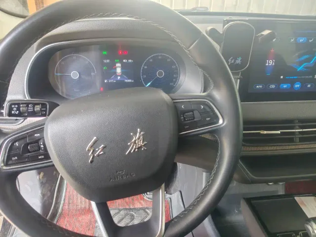 Hongqi E-QM5 — Фото автомобиля 4