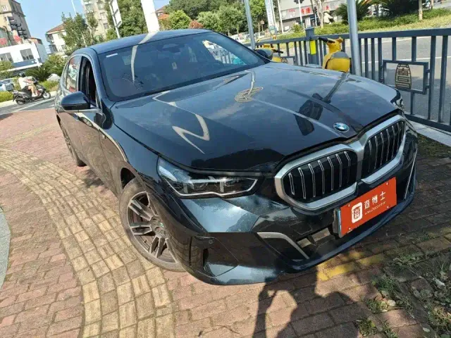 BMW 5 Series — Фото автомобиля 2