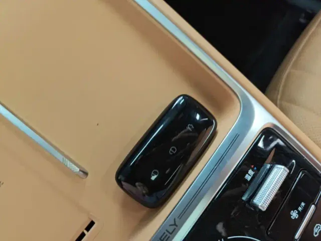 Geely Galaxy Starship 7 EM-i — Фото автомобиля 16