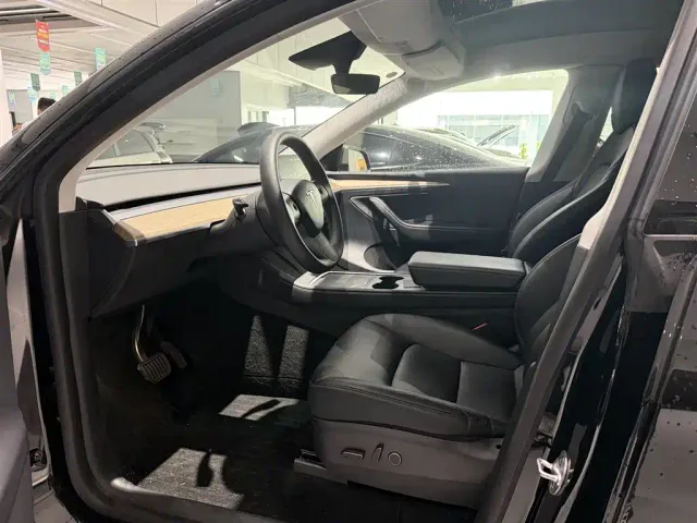 Tesla Model Y — Фото автомобиля 8
