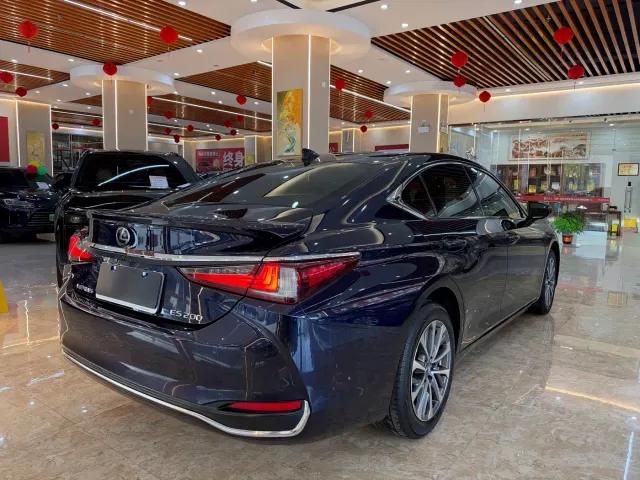 Lexus ES — Фото автомобиля 4