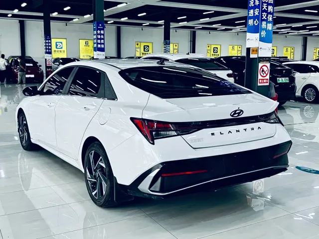 Hyundai Elantra — Фото автомобиля 11