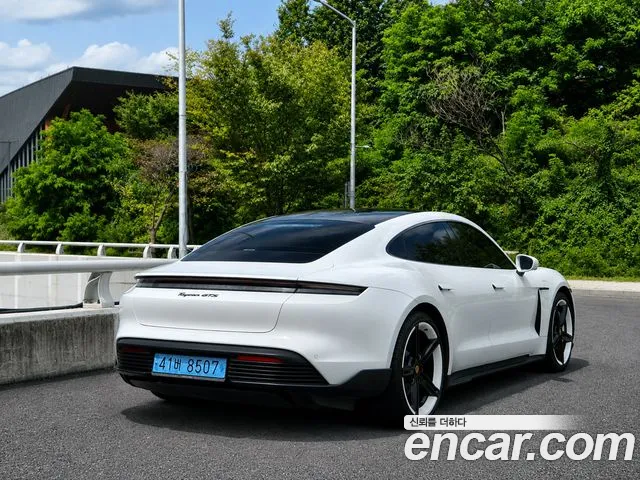 Porsche Taycan — Фото автомобиля 4