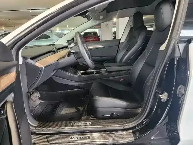 Tesla Model 3 — Фото автомобиля 4