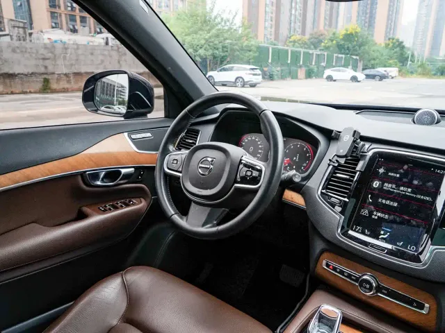 Volvo XC90 — Фото автомобиля 11