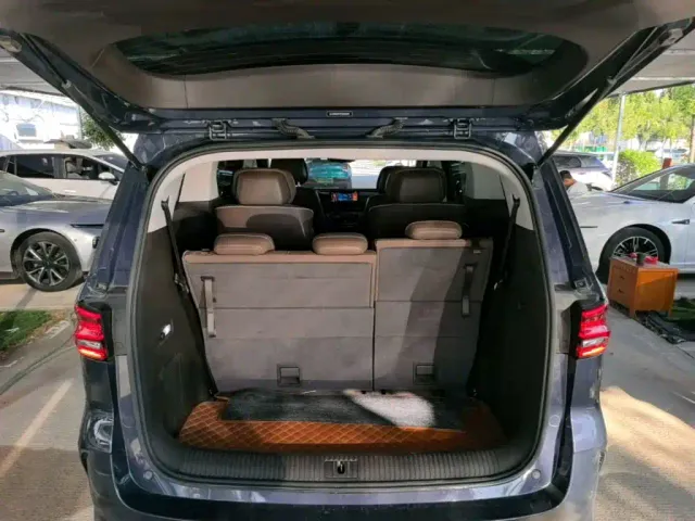 Roewe Roewe iMAX8 EV 2022 Gold Edition — Фото автомобиля 18