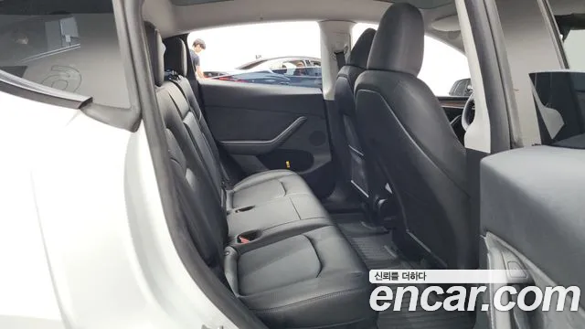 Tesla Model Y — Фото автомобиля 17