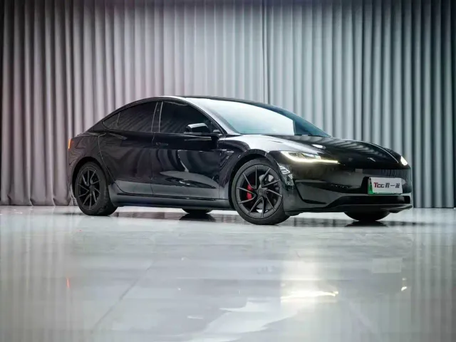 Tesla Model 3 — Фото автомобиля 3