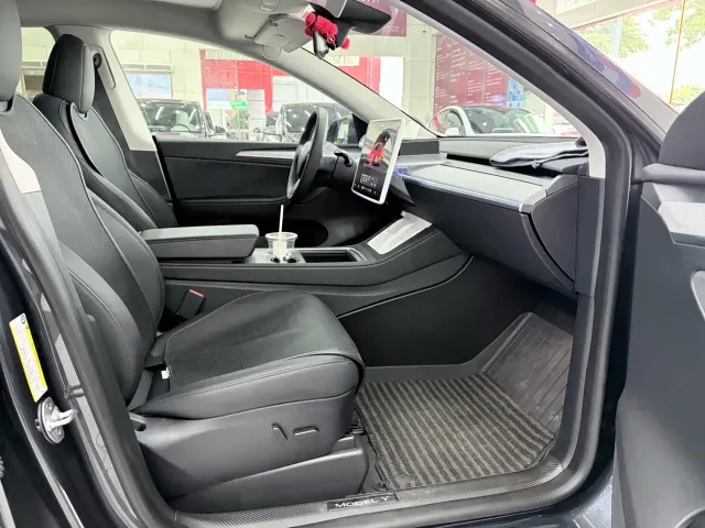 Tesla Model Y — Фото автомобиля 16