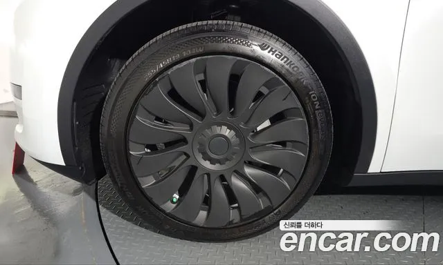 Tesla Model Y — Фото автомобиля 5