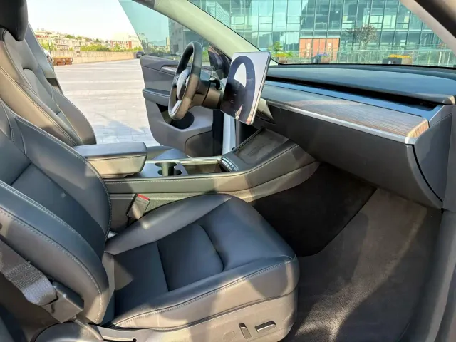 Tesla Model Y — Фото автомобиля 8