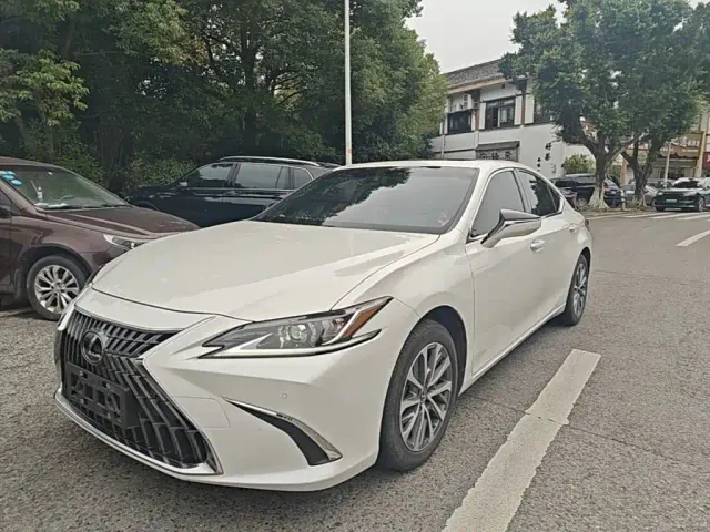 Фотография автомобиля — Lexus ES