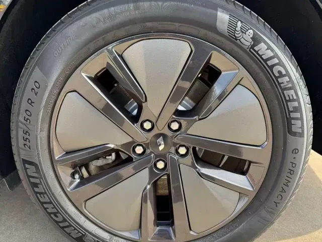 Li Auto L8 — Фото автомобиля 9