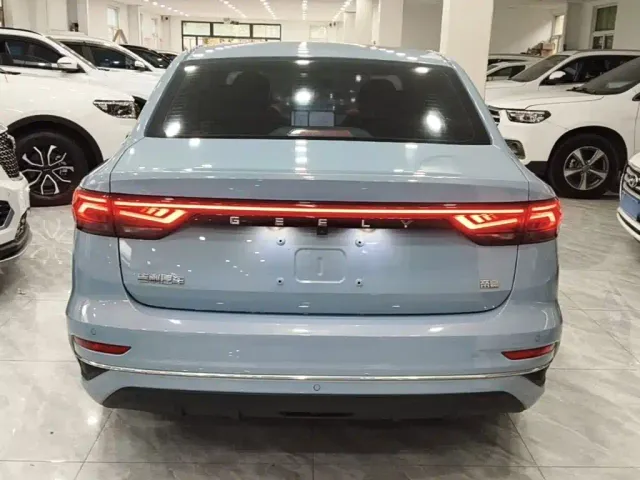 Geely Emgrand — Фото автомобиля 5
