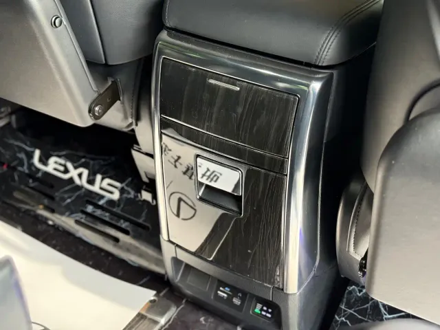 Lexus LM — Фото автомобиля 14