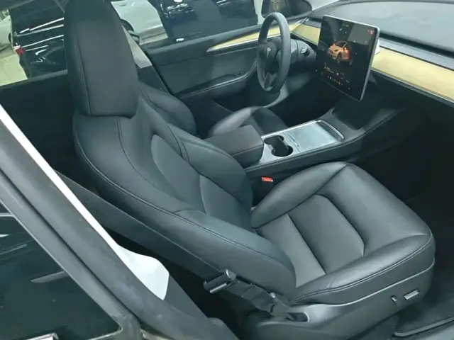 Tesla Model Y — Фото автомобиля 24