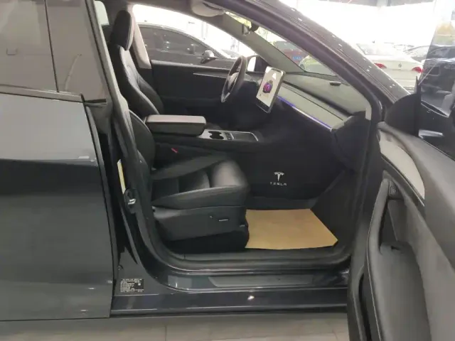 Tesla Model Y — Фото автомобиля 8