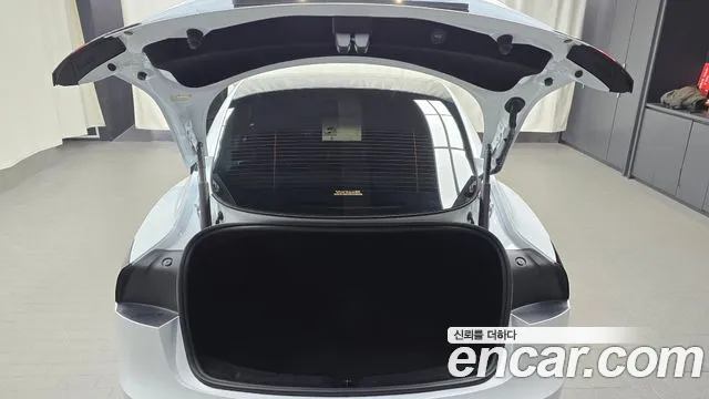 Tesla Model 3 — Фото автомобиля 29