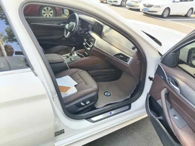 BMW 5 Series — Фото автомобиля 13