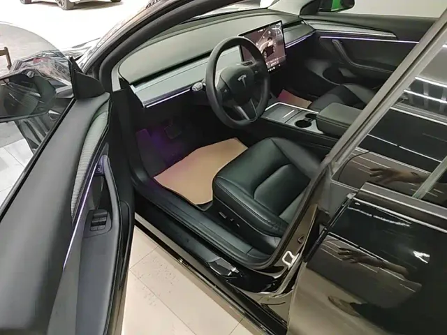 Tesla Model 3 — Фото автомобиля 15