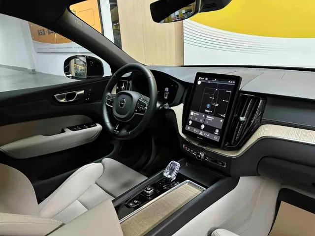 Volvo XC60 — Фото автомобиля 8