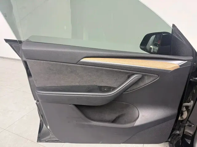 Tesla Model Y — Фото автомобиля 9