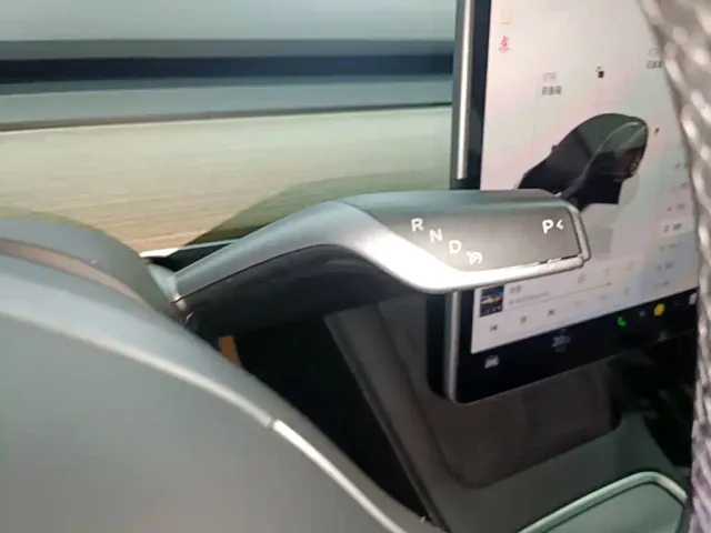 Tesla Model 3 — Фото автомобиля 13