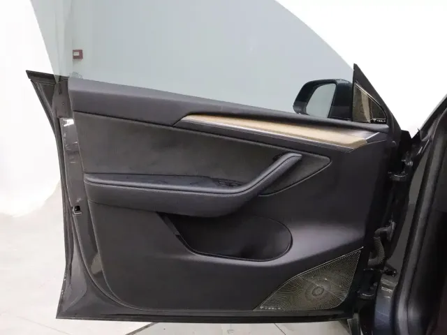 Tesla Model Y — Фото автомобиля 8