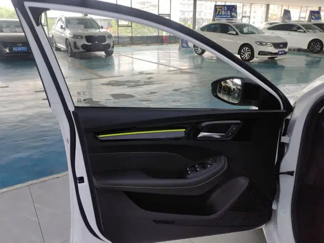 Roewe i5 — Фото автомобиля 7