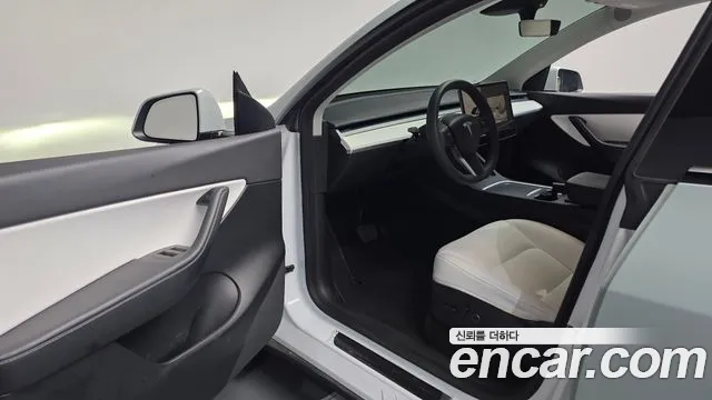 Tesla Model Y — Фото автомобиля 15